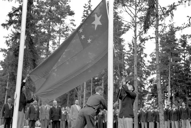 1952年7月29日，中国体育代表团出现在芬兰赫尔辛基的第十五届奥运会赛场上。这是五星红旗第一次在奥林匹克会场升起。 新华社发