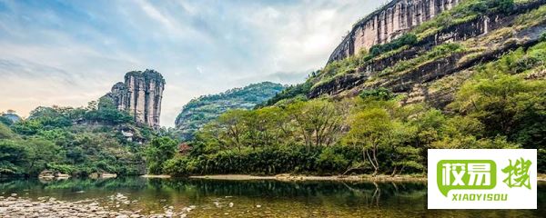 福建武夷山：著名风景旅游区，避暑胜地，丹霞地貌，海拔 2157.8 米