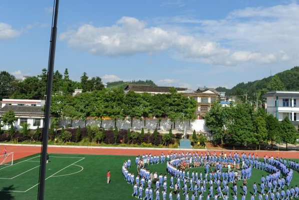 黔东南苗族侗族自治州多所学校各具特色，备受赞誉